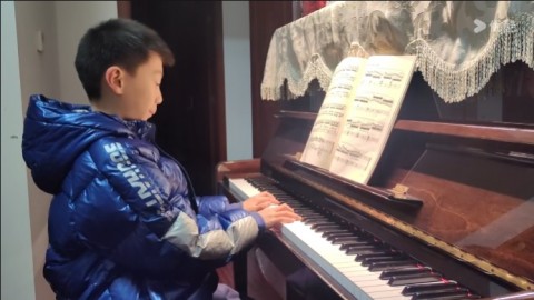 自编震撼音乐开头20241228